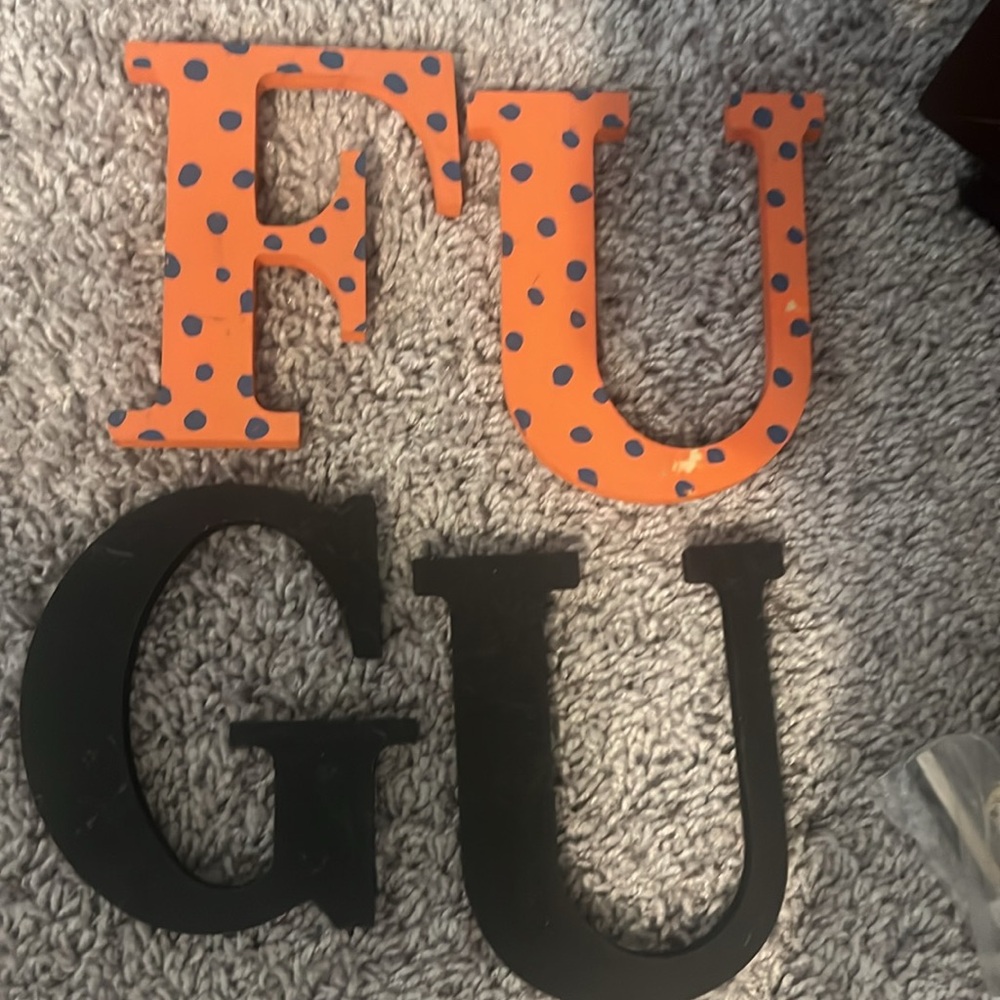 Bundle of mixed wooden letters, 4 letters already painted and 1 cardboard letter - Picture 6 of 6
